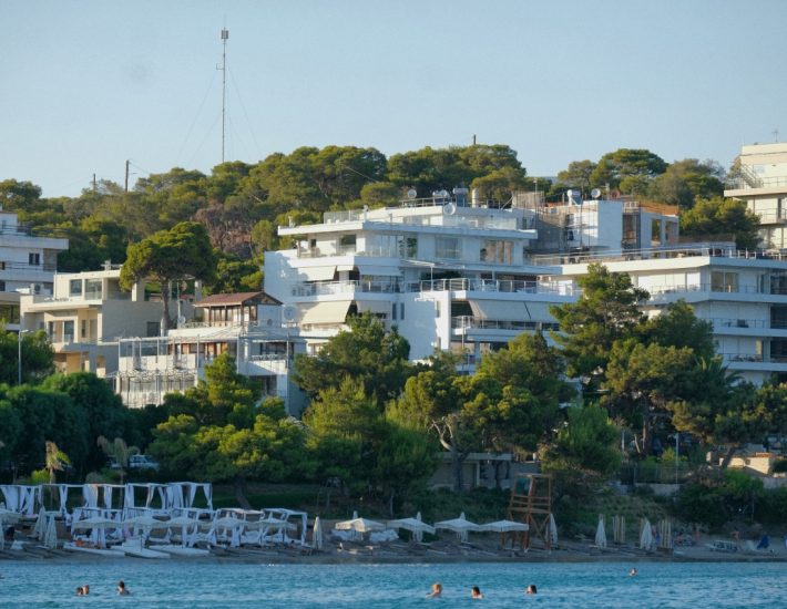 Γιατί η Βουλιαγμένη είναι η ακριβότερη περιοχή στην Αθήνα