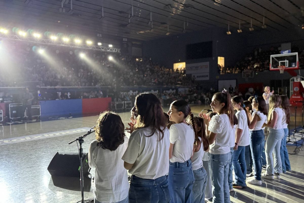 Γλυφάδα: 500 μαθητές από 18 σχολεία τίμησαν Χατζιδάκι και Θεοδωράκη με ένα εντυπωσιακό μουσικό αφιέρωμα