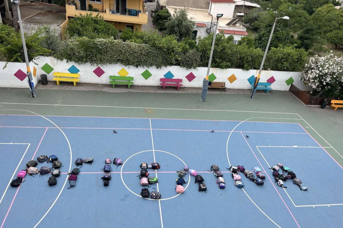 Καλλιθέα: Το σπαρακτικό αντίο στη μικρή Αγγελίνα – Οι συμμαθητές της «έγραψαν» το όνομά της με τις σχολικές τους τσάντες