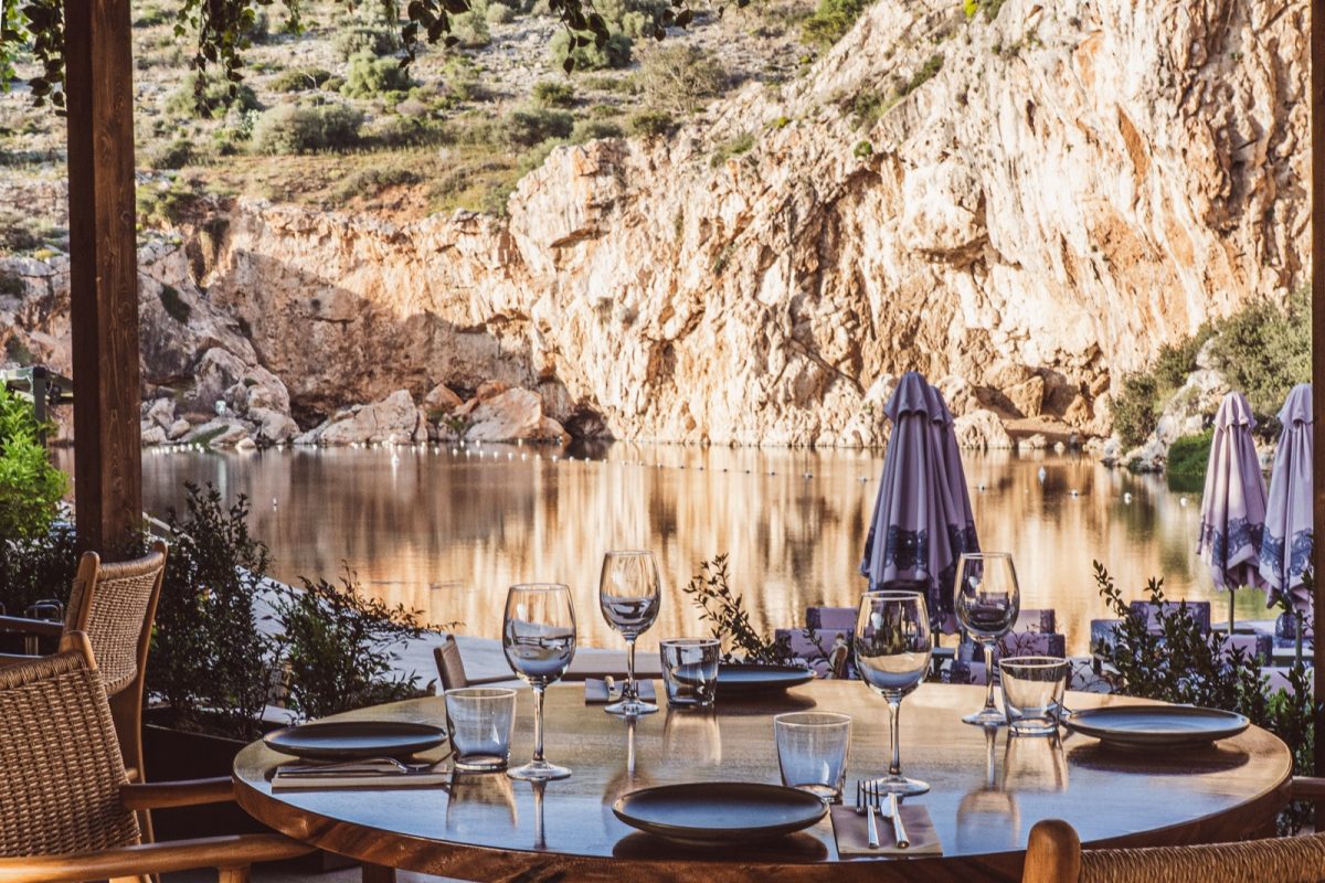 abraOvata: Ένα γαστρονομικό ταξίδι με γευστικό βάθος συμπληρώνει το ονειρικό τοπίο της Λίμνης Βουλιαγμένης