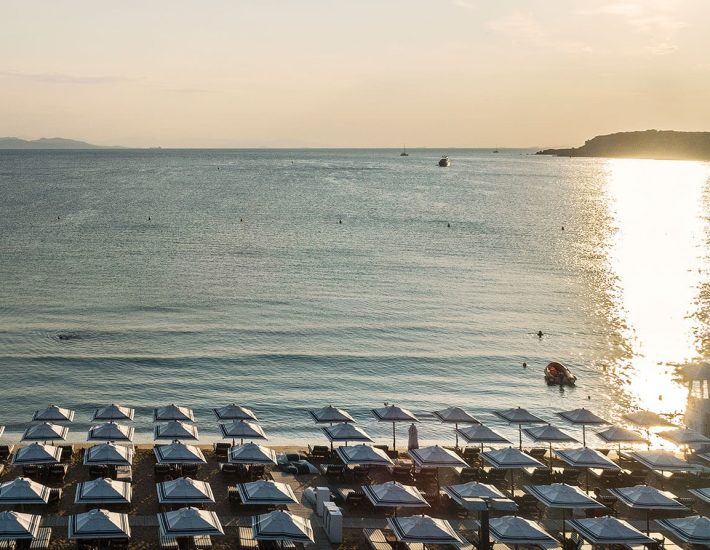 Οι τιμές εισόδου στις οργανωμένες παραλίες της νότιας Αττικής το καλοκαίρι 2025