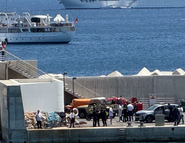 Βουλιαγμένη: Ελικόπτερο με 5 επιβαίνοντες έπεσε στη θάλασσα