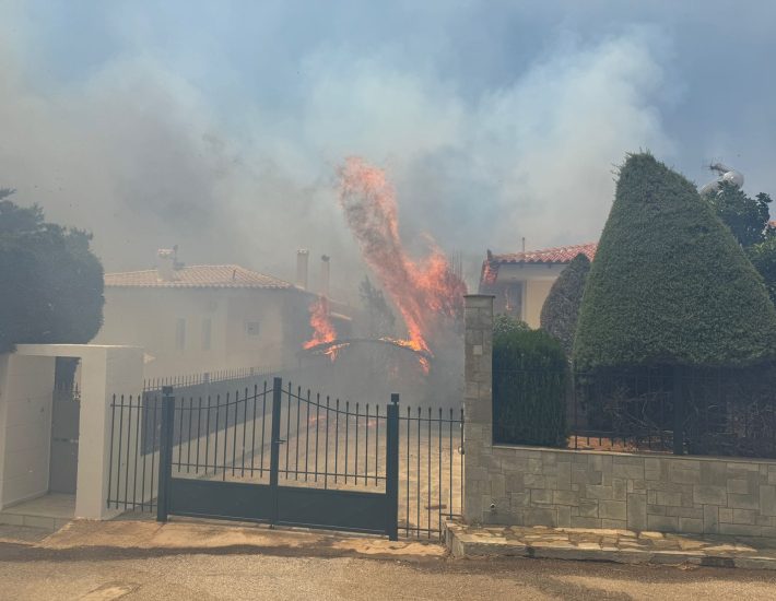 Μεγάλη φωτιά στην Παλαιά Φώκαια: Καίγονται σπίτια στο Θυμάρι – Aπεγκλωβισμοί από σπίτια και οικόπεδα