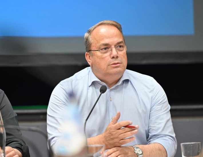 Κωνσταντέλλος: «Με νέα ρύθμιση, το κράτος παίρνει πόρους της αυτοδιοίκησης και τους δίνει αλλού»