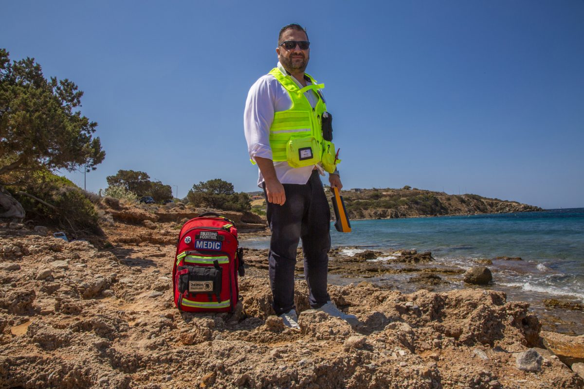 Ο Μάνος Πατσιαλίδης δίνει το «Φιλί της Ζωής» στις παραλίες της Αττικής