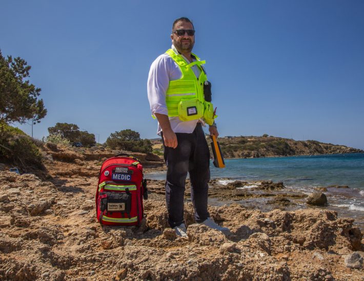 Ο Μάνος Πατσιαλίδης δίνει το «Φιλί της Ζωής» στις παραλίες της Αττικής