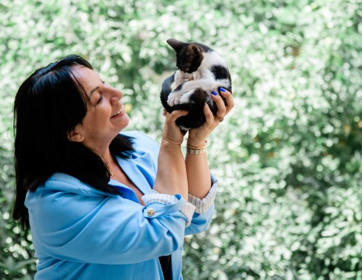 Μαρίνα Δεκούλου: Η φωνή των αδέσποτων στη Νέα Σμύρνη