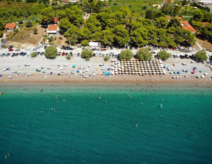 Κυριακή στην Ψάθα: Για μπάνιο σε ένα «μυστικό» σημείο και ψαρομεζέδες κυριολεκτικά δίπλα στο κύμα