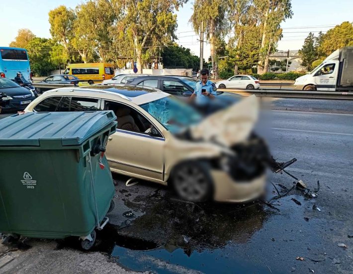 Κινητοποίηση έξω από το δημαρχείο Αλίμου για τον θάνατο της εργαζόμενης που επέβαινε στο απορριματοφόρο