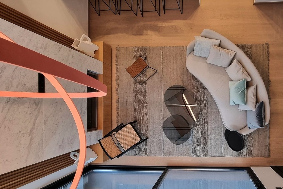 Το Χαλί της Γλυφάδας μάς μυεί στη φιλοσοφία των ανάλαφρων καλοκαιρινών χαλιών