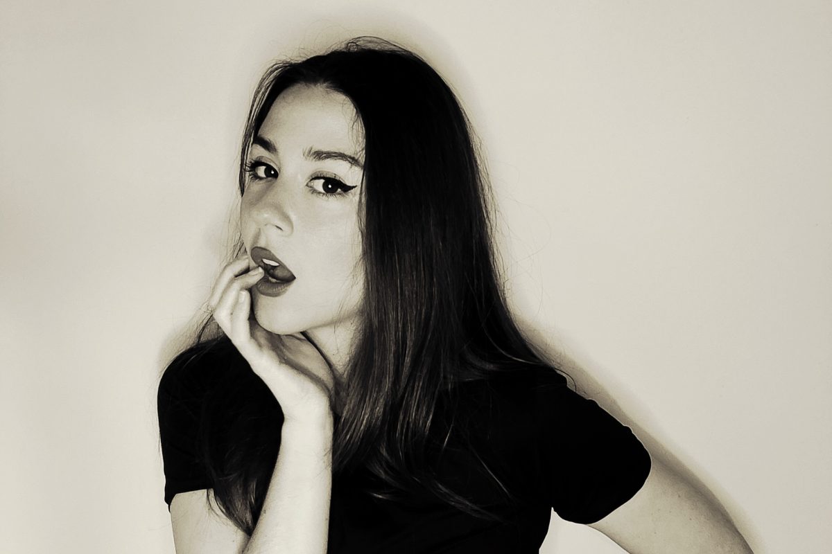 Η Χριστίνα Σαμαρά συστήνεται με το πρώτο της άλμπουμ, “ΚΟΝΤΑ 30”