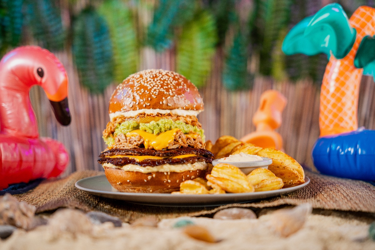 Το Μπαρ Μπεε Κιου «έριξε άγκυρα» στο Πασαλιμάνι – και έφερε μαζί του ένα burger που σε «στέλνει» Χαβάη