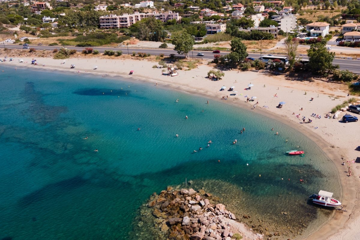 Οι πιο ωραίοι κρυφοί κολπίσκοι από τη Βούλα ως το Σούνιο
