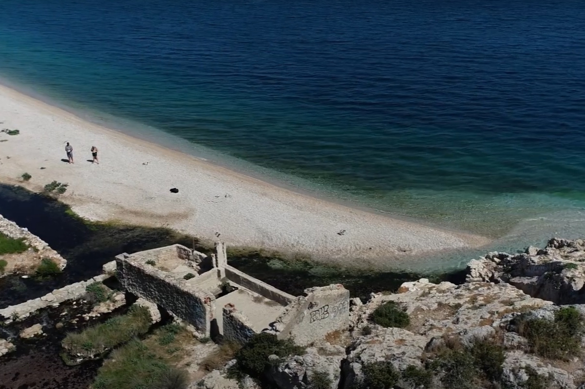 Για μπάνιο στην Αλμυρή Κορινθίας, στην παραλία με τη φυσική «νεροτσουλήθρα»