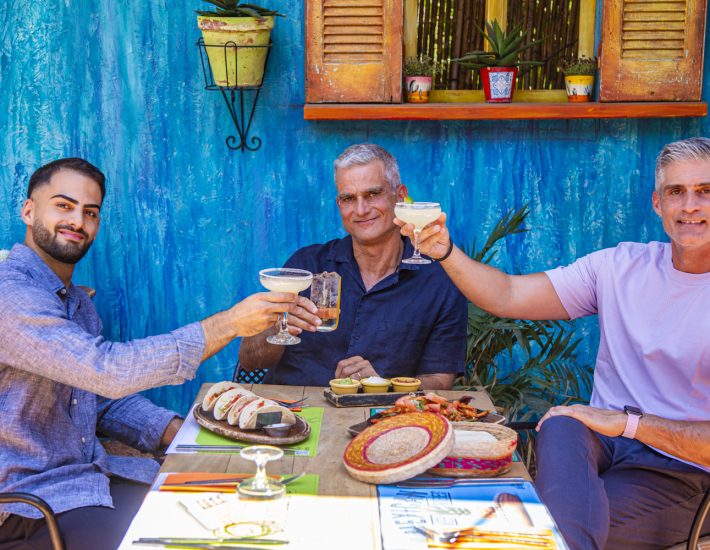 Γνωρίσαμε τη Familia των Amigos, που φέτος γιορτάζουν τα 30 χρόνια τους