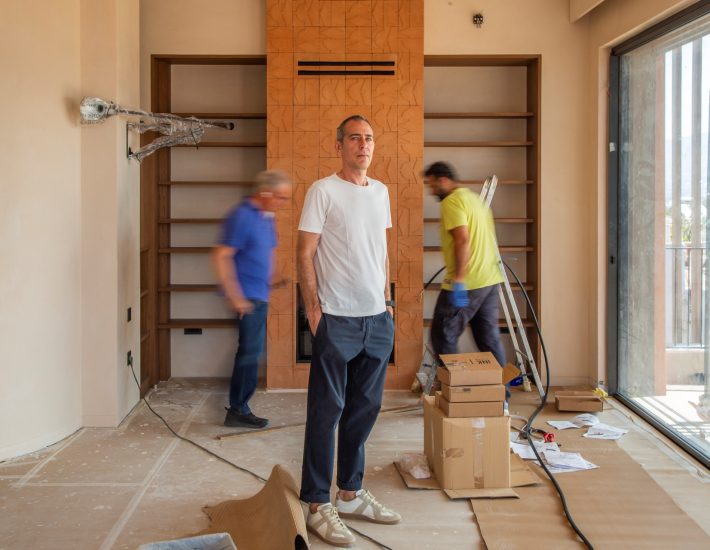 Λουκάς Μπομπότης: Ο αρχιτέκτονας των Cove Residences του Ελληνικού που νοσταλγεί την αθωότητα της Τήνου