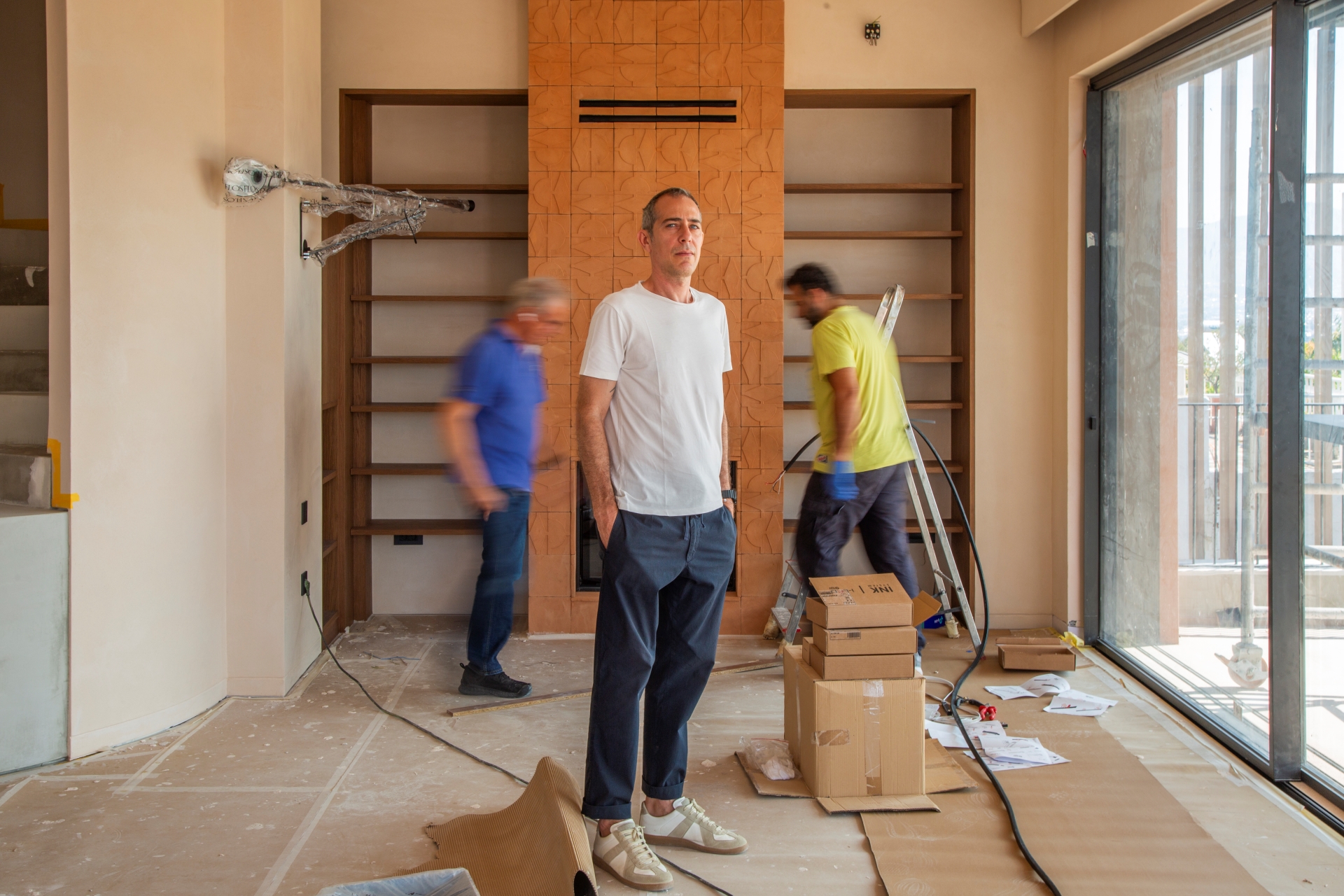 Λουκάς Μπομπότης: Ο αρχιτέκτονας των Cove Residences του Ελληνικού που νοσταλγεί την αθωότητα της Τήνου