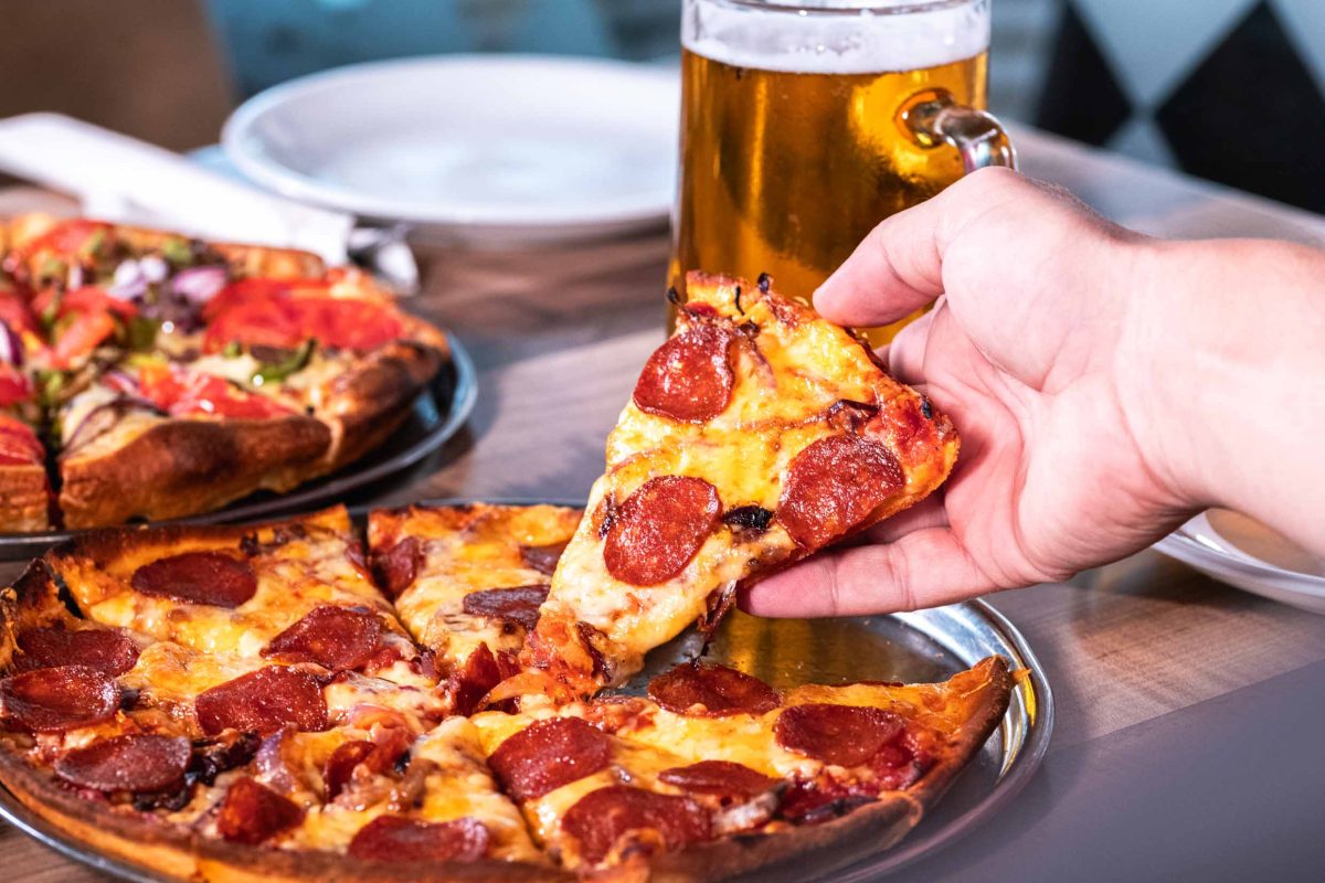 Zeas Pizza: Η πίτσα των παιδικών μας αναμνήσεων ψήνεται στη Νέα Σμύρνη εδώ και 50 χρόνια