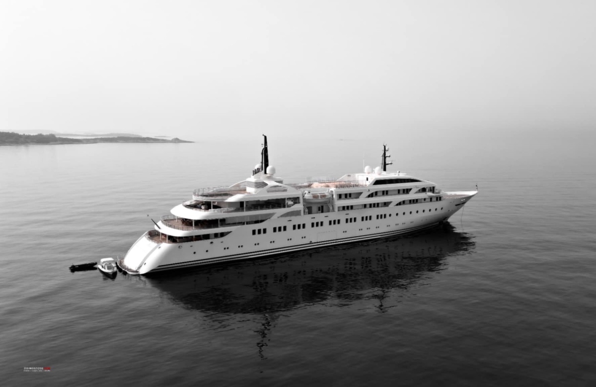 Dream: Το υπερπολυτελές σκάφος του Γιώργου Προκοπίου δεμένο στην παραλία Γλυφάδας