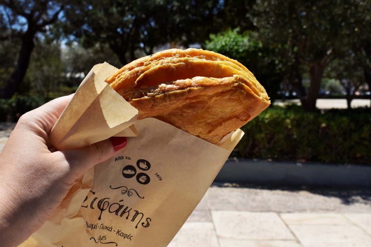 Η τυρόπιτα του Σιφάκη είναι σταθερή αξία πριν ή μετά την παραλία στη Σαρωνίδα