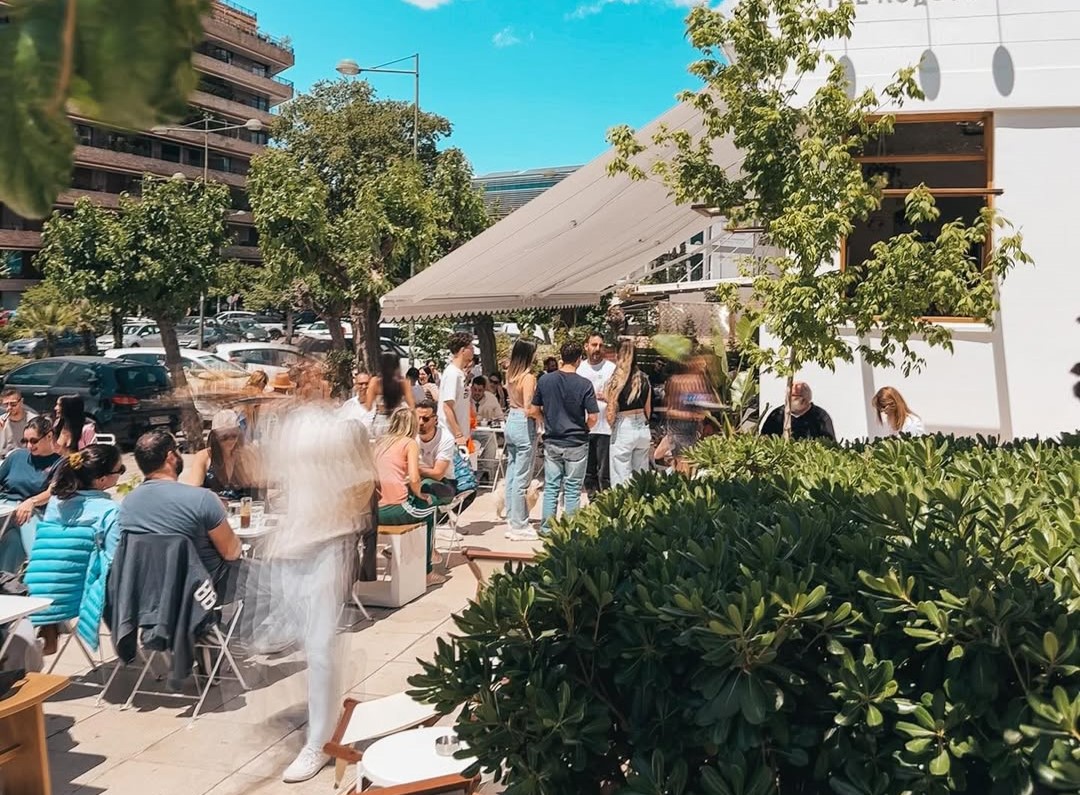 Βγαίνουμε πέριξ του Χίλτον για καφέ, brunch και φαγητό