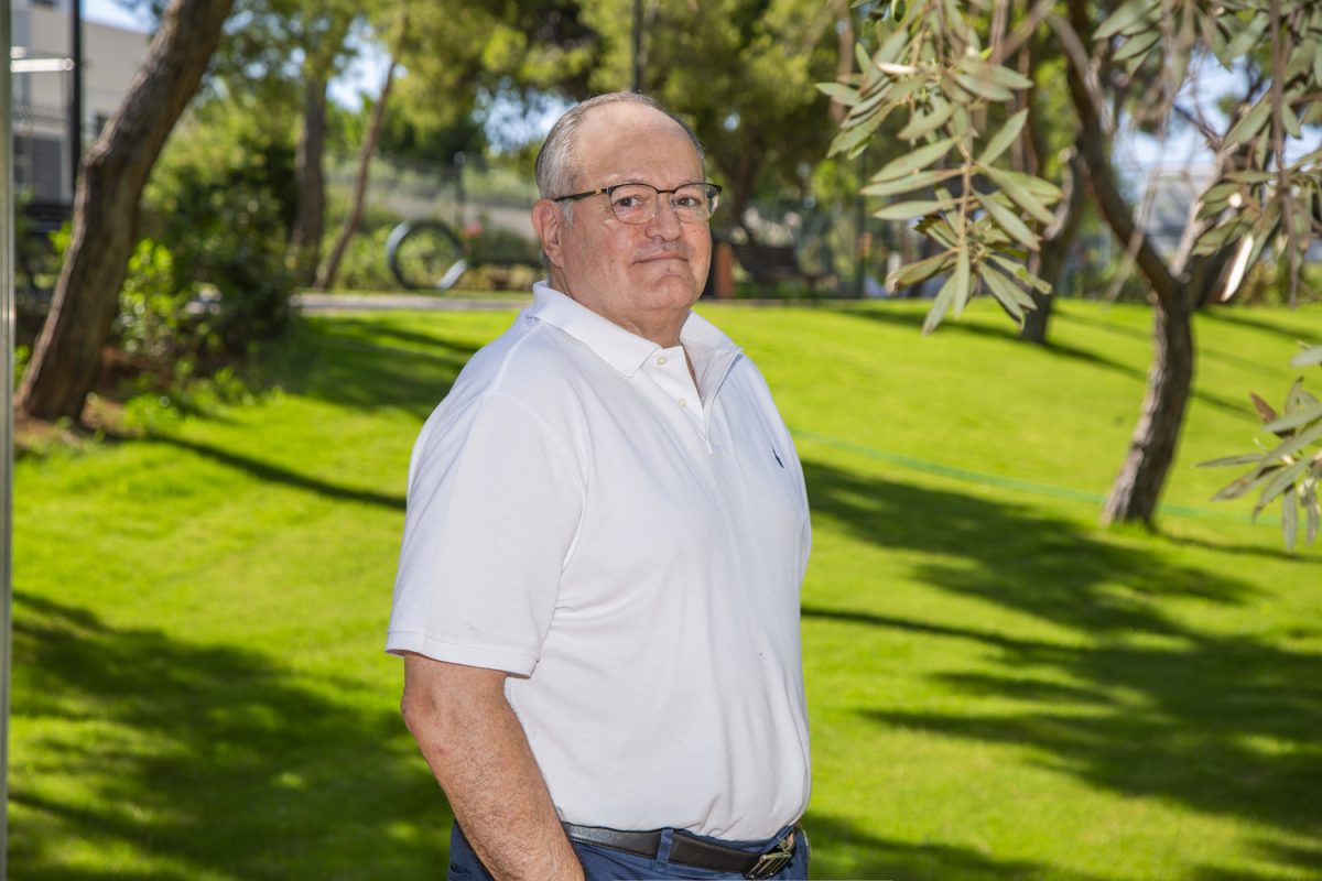 Γιώργος Ιατρίδης: Ένας ήρωας με πράσινη κάπα στοχεύει να γεμίσει με δέντρα τη Γλυφάδα