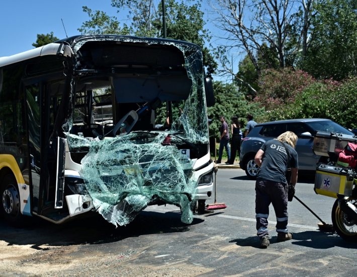 Τροχαίο με λεωφορεία στη Βούλα: Τουλάχιστον 47 τραυματίες, ανάμεσά τους 12 ανήλικοι