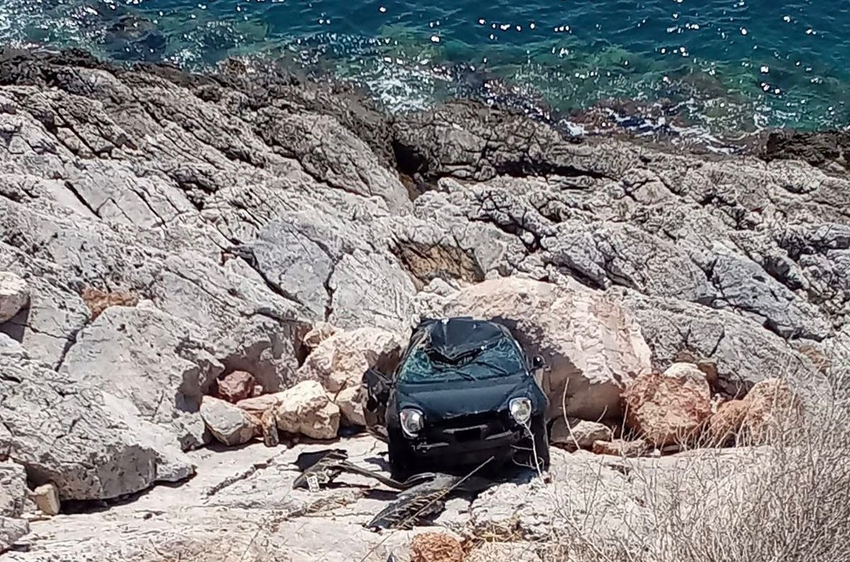 Αυτοκίνητο έπεσε σε γκρεμό κοντά στις «τρύπες του Καραμανλή» – Η 60χρονη οδηγός είχε τις αισθήσεις της