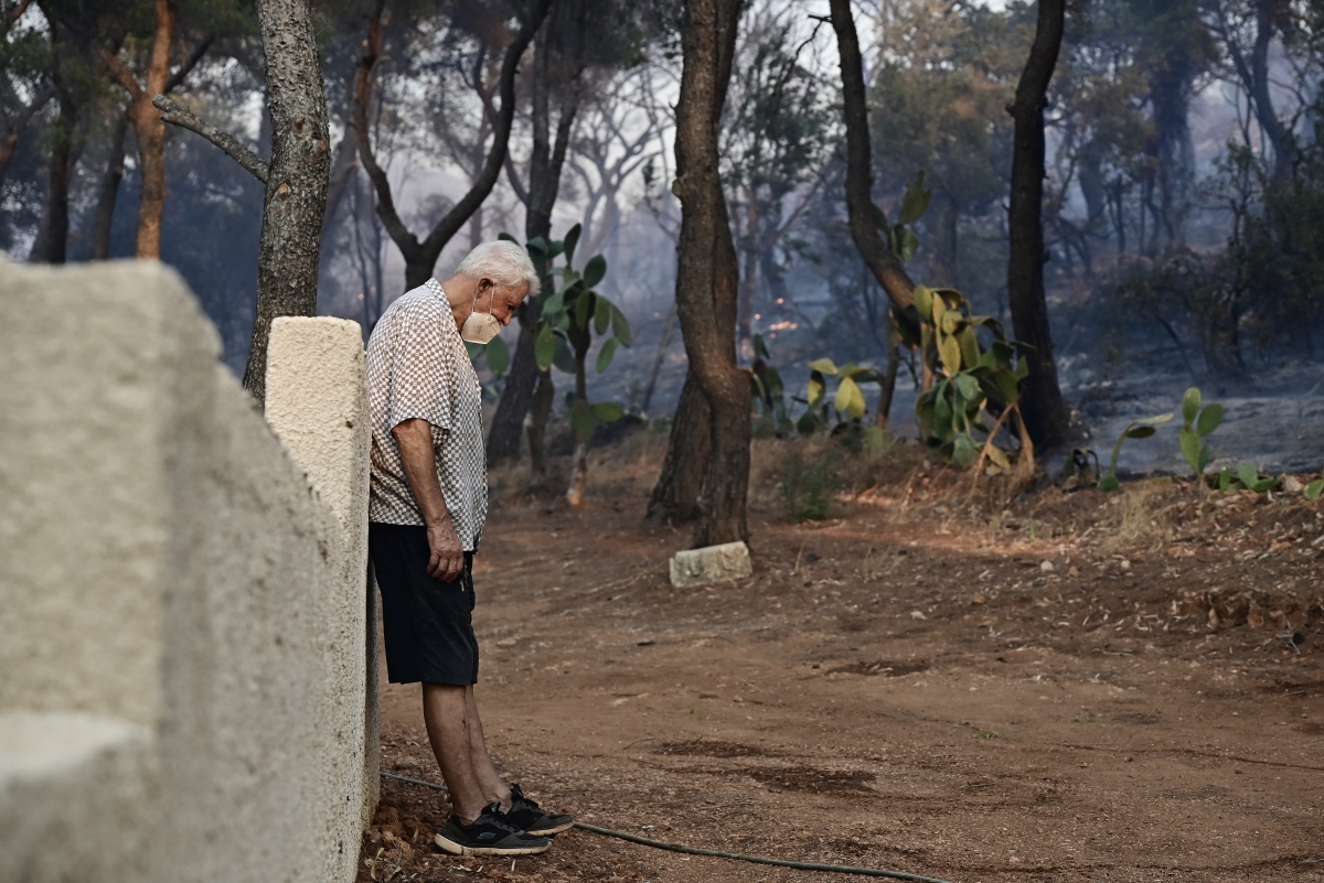 Σε ύφεση η φωτιά στην Ανατολική Αττική – Εικόνες καταστροφής αφήνει πίσω της η πυρκαγιά