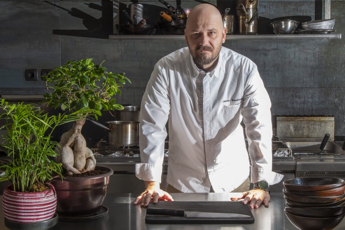 Αντώνης Κουρκούτας: Ο Γλυφαδιώτης sushi chef σερβίρει asian comfort στη Γούναρη