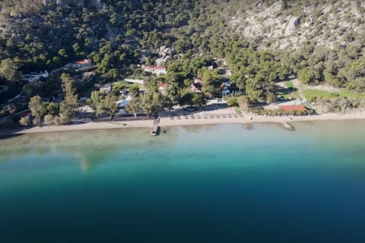 Για μπάνιο στη Λίμνη Βουλιαγμένη: Ένα παραδεισένιο τοπίο κοντά στο Λουτράκι