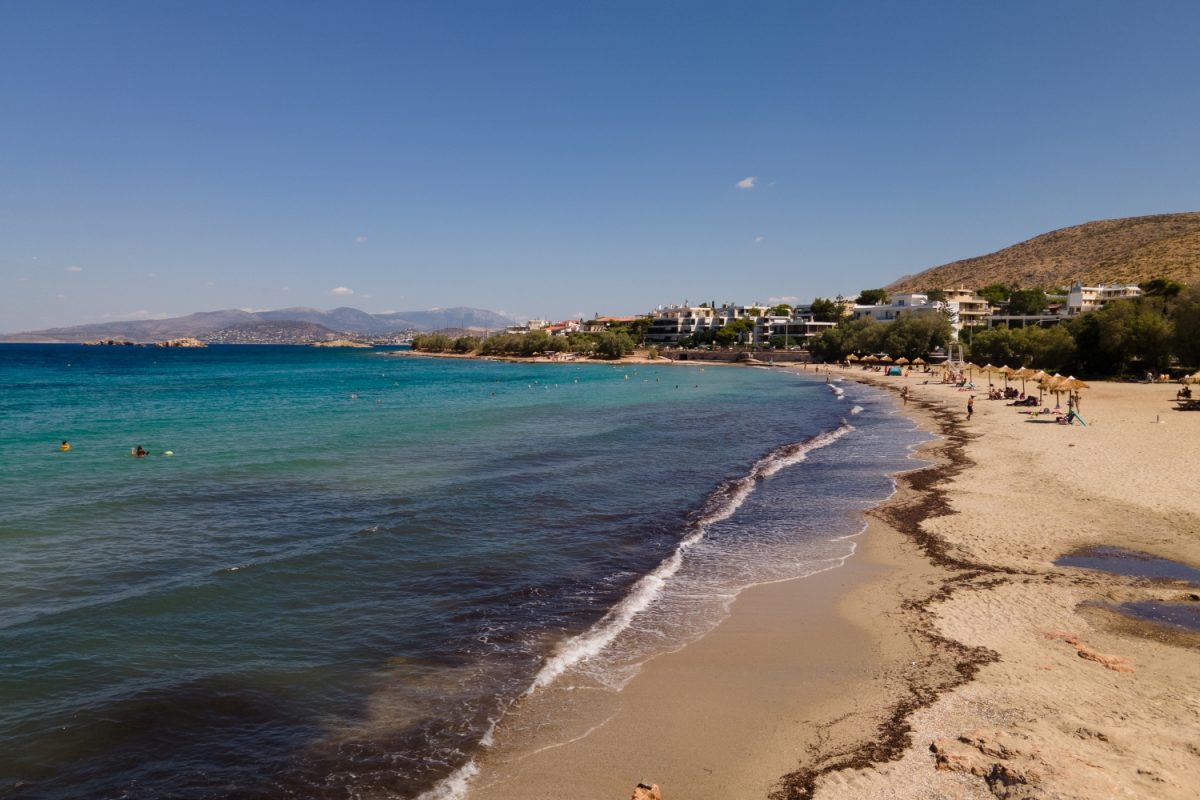 Παραλία Σαρωνίδας: Από πού πηγάζουν τα λιμνάζοντα νερά – Τι λέει ο δήμος