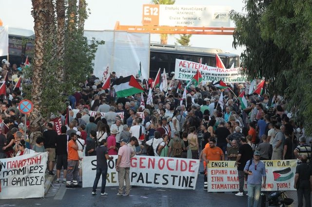 Πειραιάς: Έφτασε το ισραηλινό κρουαζιερόπλοιο Crown Iris – Συγκεντρώσεις διαμαρτυρίας σε κλίμα έντασης