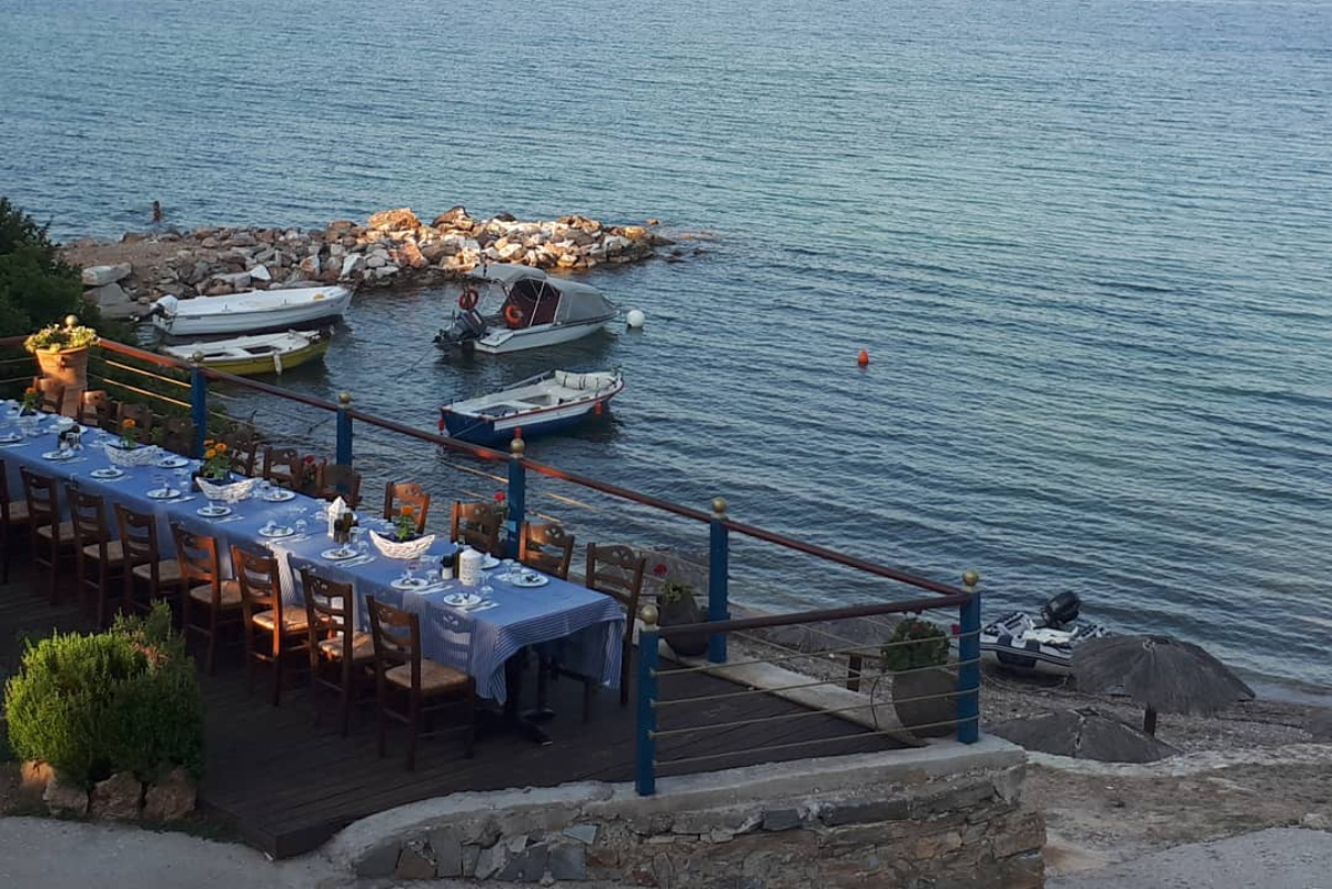 Σε αυτή την παραλία της Αττικής θα πάτε μόνο και μόνο για να φάτε ψάρια στην ταβέρνα