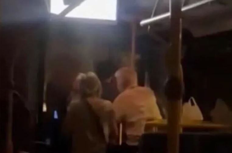 Άγριο επεισόδιο στη Βάρη: Επιβάτης γρονθοκόπησε οδηγό λεωφορείου μετά από λογομαχία