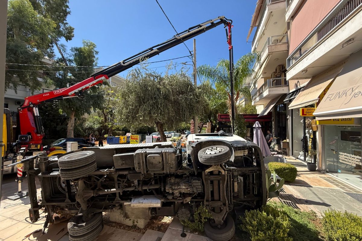 Γλυφάδα: Γερανός έπεσε σε καταστήματα εστίασης στην οδό Φοίβης