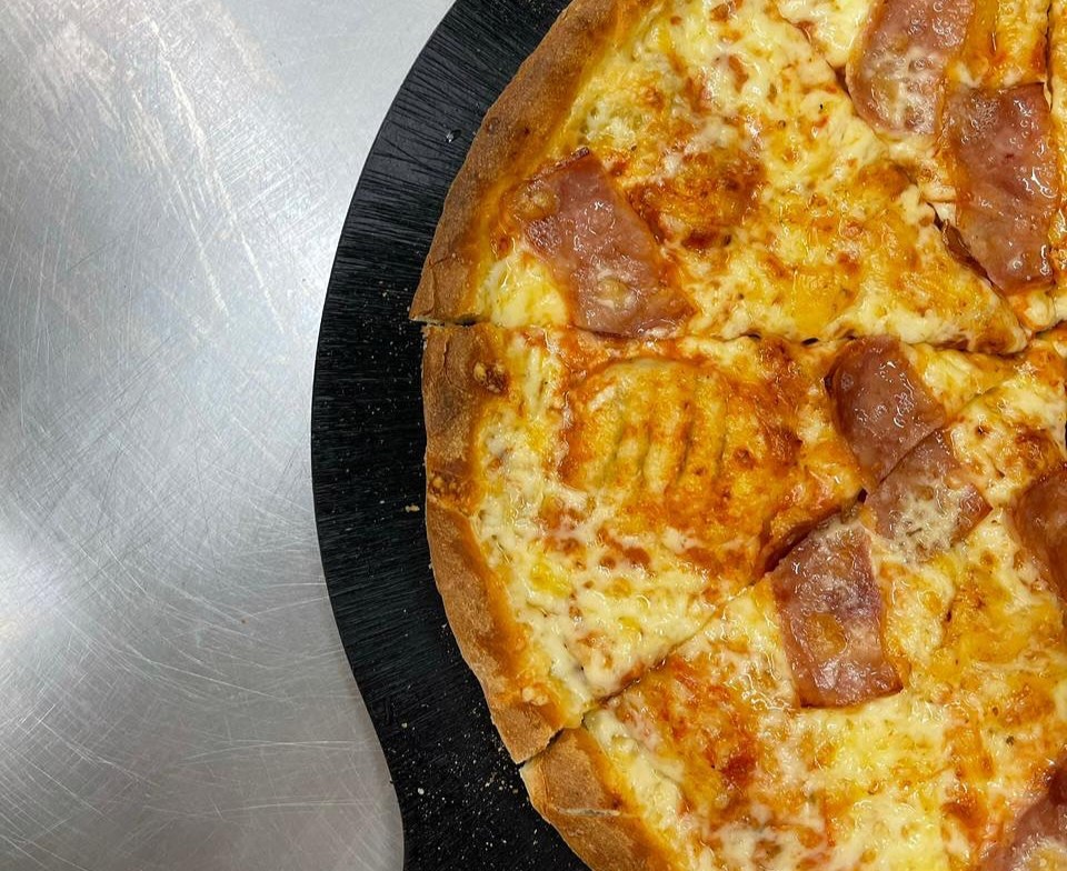 «Αγαπίτσα»: Η old school πιτσαρία της Ηλιούπολης άνοιξε μόλις και στη Νέα Σμύρνη