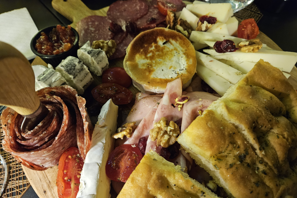 Στο Deli Mets φτιάχνουν ένα από τα πλούσια πλατώ της Αθήνας