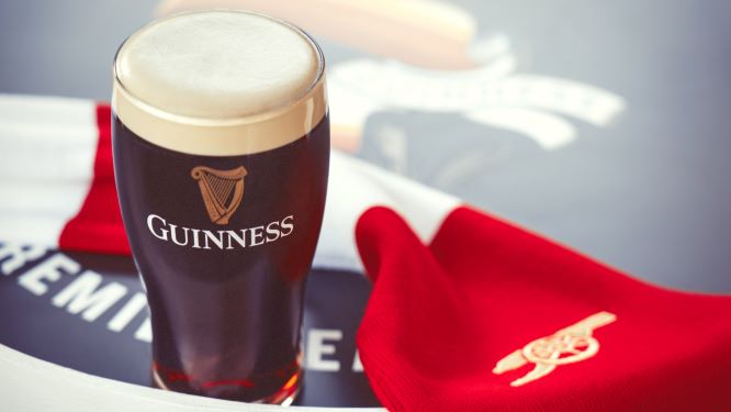 Η Guinness συνεχίζει και φέτος να είναι η επίσημη μπύρα της premier league και το γιορτάζει με νέα παγκόσμια καμπάνια