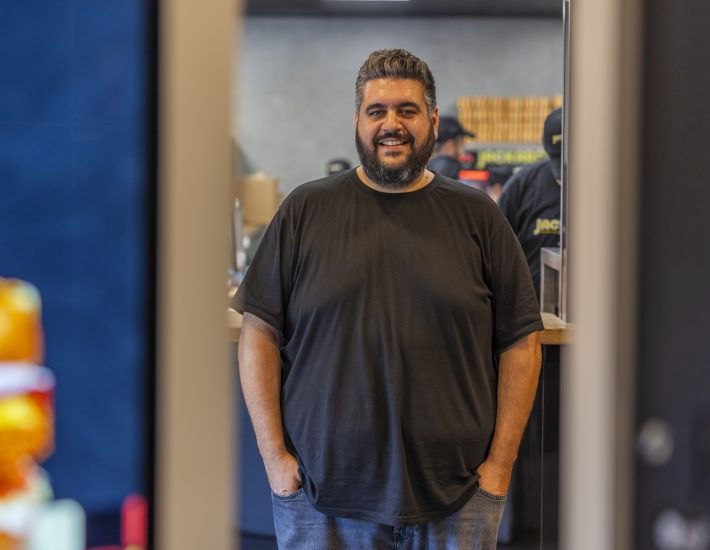 Ο άνθρωπος πίσω από το Jackaroo: Η ιστορία του Μιχάλη Μαντζουράνη