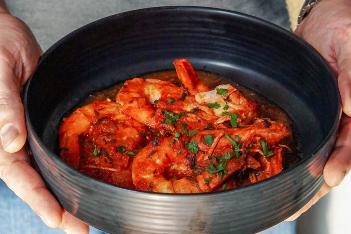 Βγαίνουμε σε ένα από τα πιο παρεΐστικα και value for money μεζεδοπωλεία στα Πετράλωνα