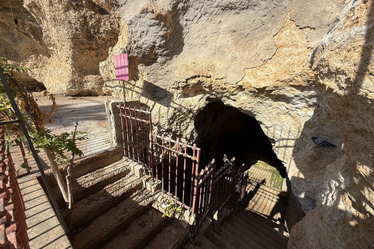 Η Σπηλιά του Παρασκευά στον Πειραιά: Η άγνωστη ιστορία του θρυλικού νυχτερινού κέντρου στα Βοτσαλάκια