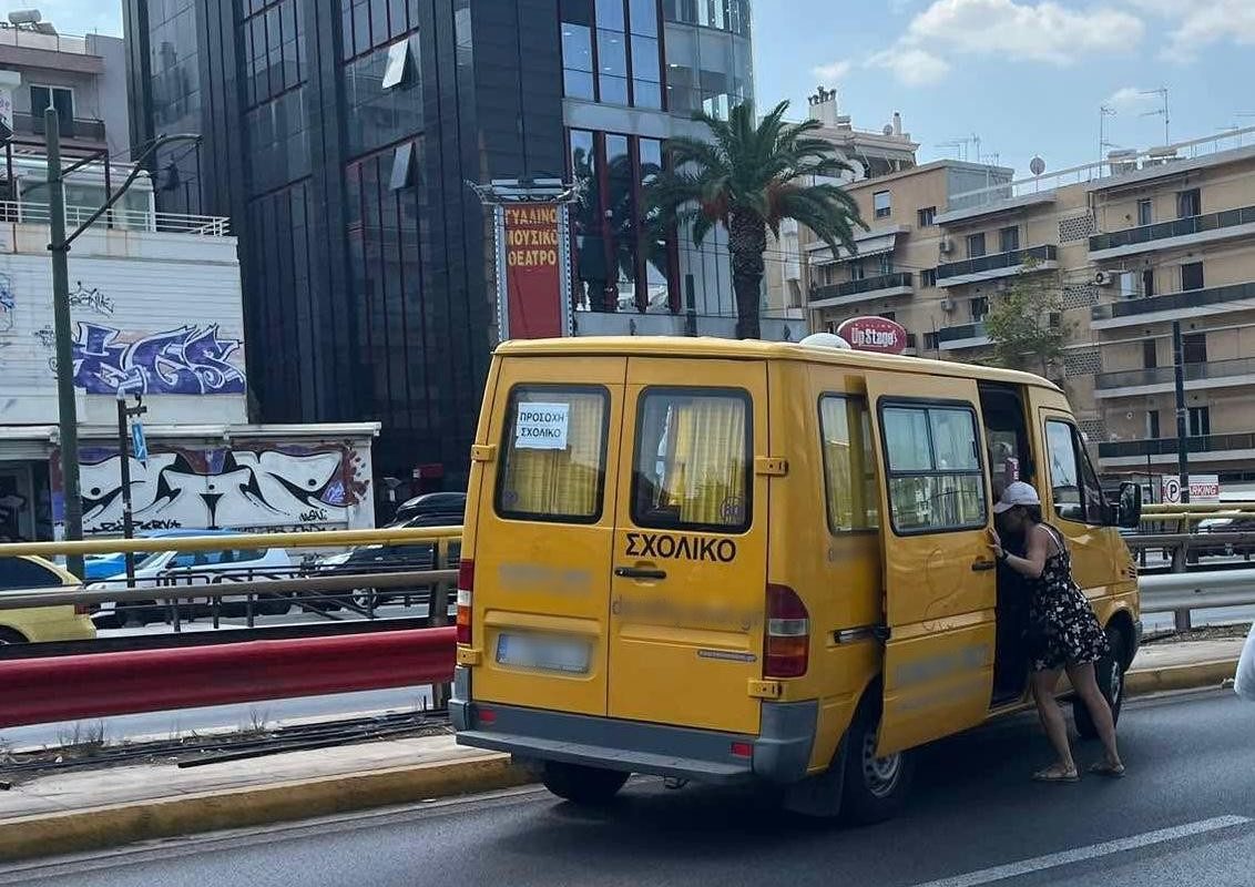 Λεωφόρος Συγγρού: Τροχαίο με σχολικό χωρίς μαθητές που έπεσε πάνω στις μπάρες