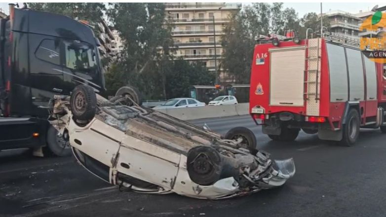 Παλαιό Φάληρο: Τροχαίο με ανατροπή οχήματος στην Ποσειδώνος – Κυκλοφοριακό κομφούζιο στο ύψος του Φλοίσβου
