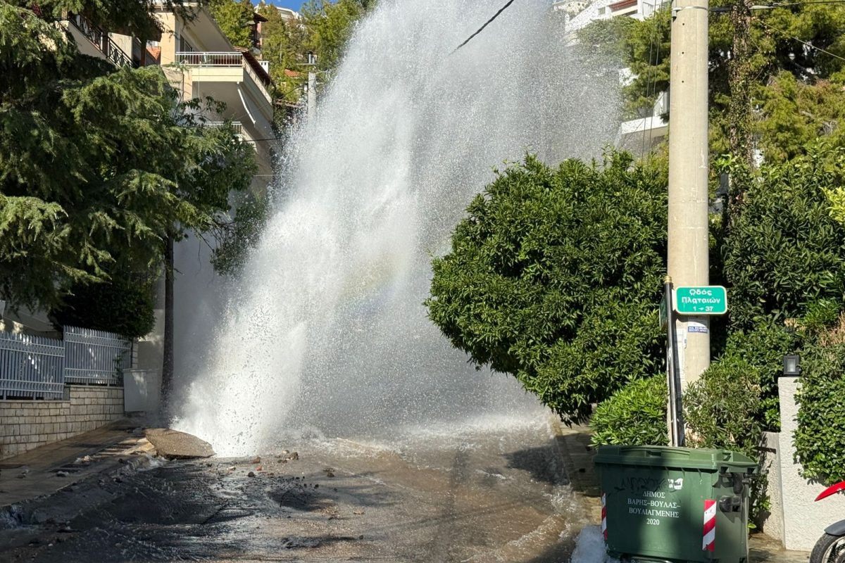 Βούλα: «Χείμαρρος» από διαρροή νερού στο Πανόραμα – Αυτοκίνητο έπεσε στην τρύπα που δημιουργήθηκε στο οδόστρωμα