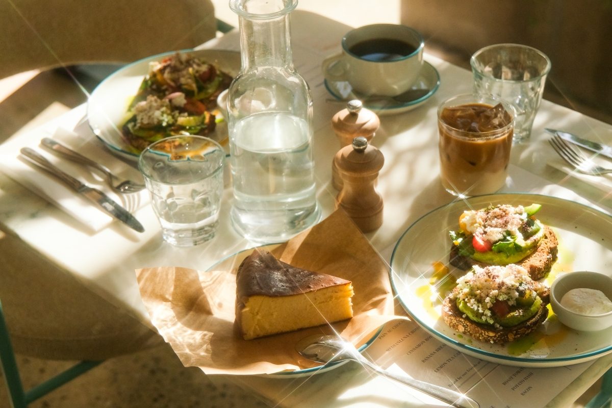 Bottomless Brunch + Βeats: Το νέο στέκι του Σαββατοκύριακου στη Γλυφάδα