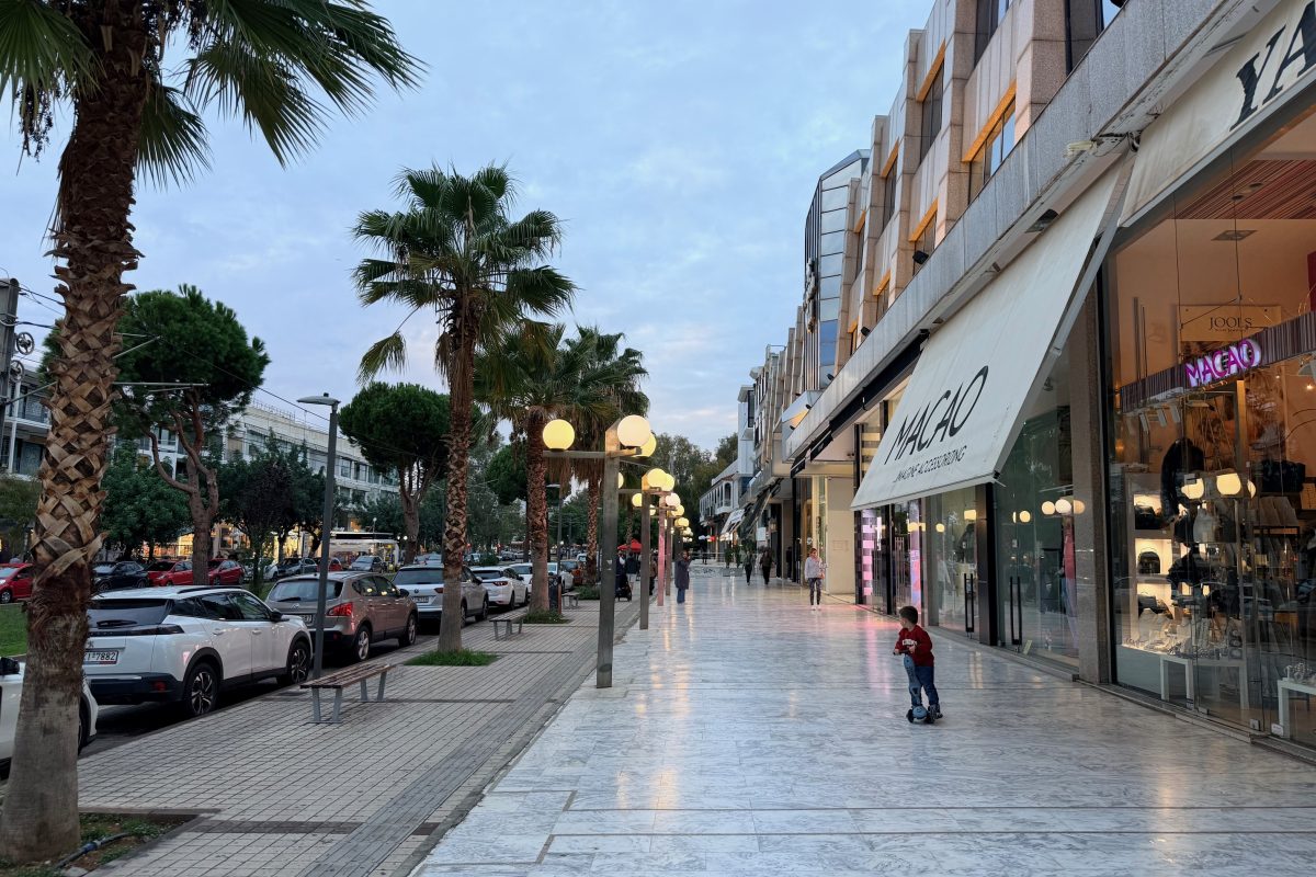 Γλυφάδα: Διαρκείς μετακινήσεις καταστημάτων λόγω εκτόξευσης των ενοικίων