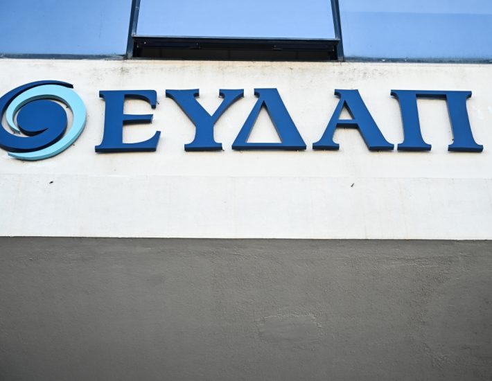 Οσμή χλωρίου στο νερό στα νότια προάστια: Η ανακοίνωση της ΕΥΔΑΠ