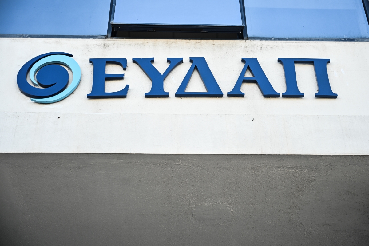 Βουλιαγμένη: Κλειστές δύο λωρίδες στη λεωφόρο Αθηνάς λόγω θραύσης αγωγού της ΕΥΔΑΠ και καθίζησης οδοστρώματος