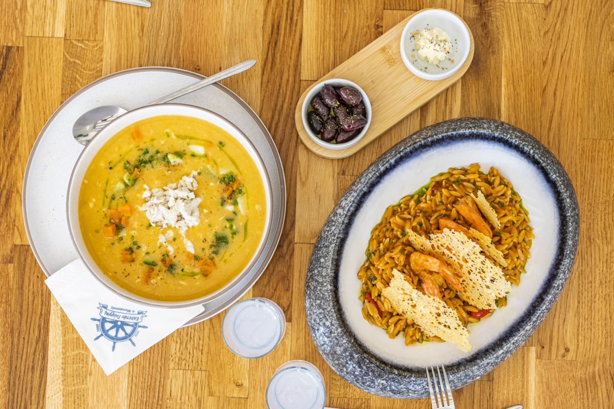 Ο «Καπετάν Γιώργης ο Μυτιληνιός» εξελίσσει τη θαλασσινή του κουζίνα χωρίς να προδώσει τις ρίζες του